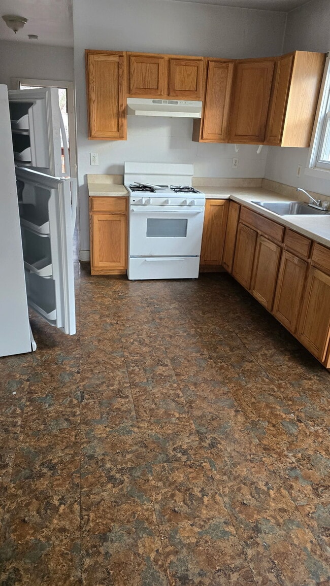 Building Photo - 13 Saltonstall Ave Unit 1st Floor