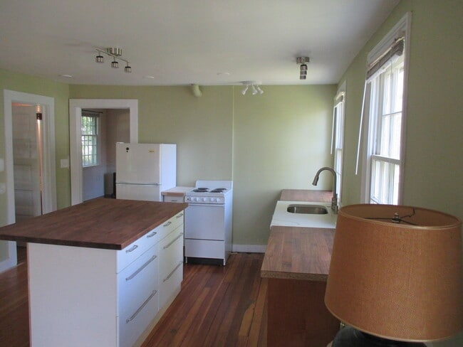Building Photo - 161 College St Unit Apt 2
