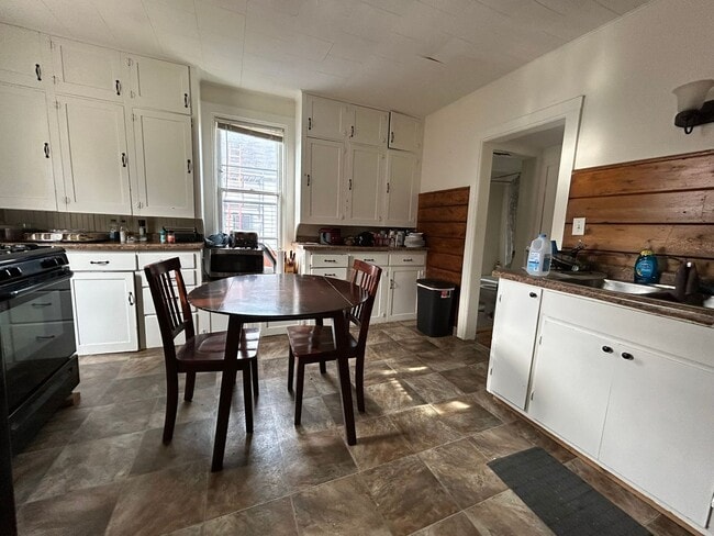 Photo - NOW RENTING! 5 bedroom house near UW Campu...
