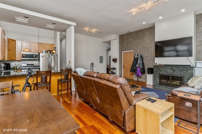 Photo - 902 N Elston Ave