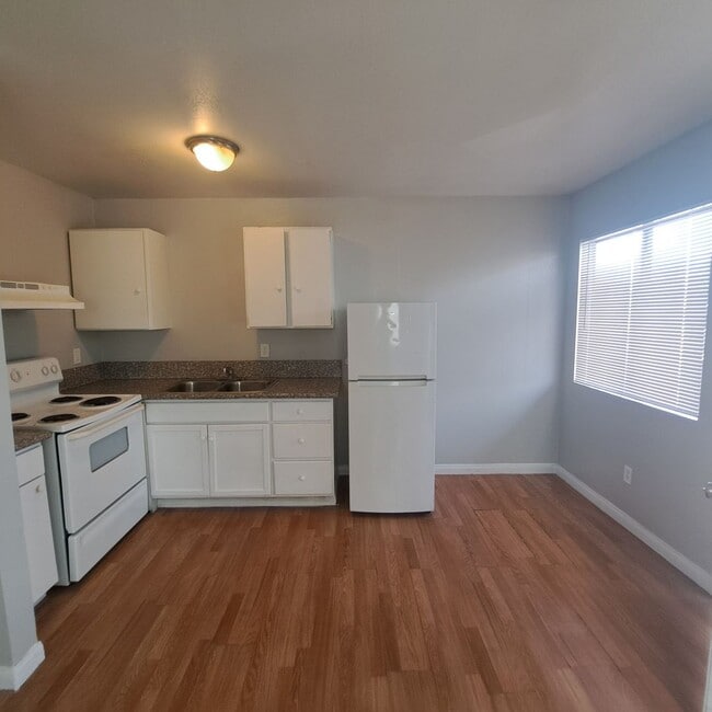Building Photo - 237 W Chicago Ave Unit 8