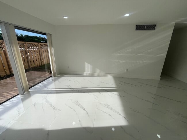 Photo - 4594 NW 79th Ave Unidad 1D