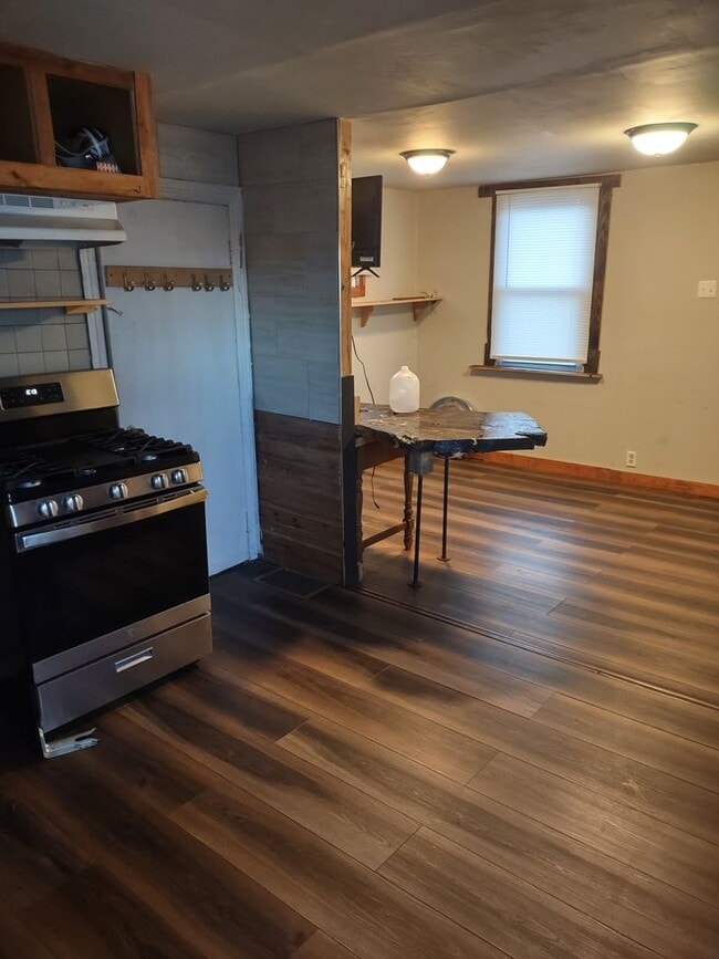 Building Photo - 2417 Maple Ave Rental
