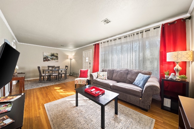 1206 Oakwood Dr