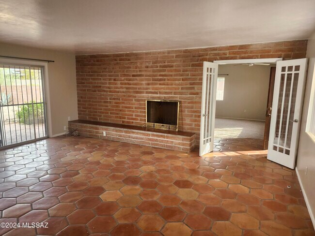 3565 E Calle del Prado