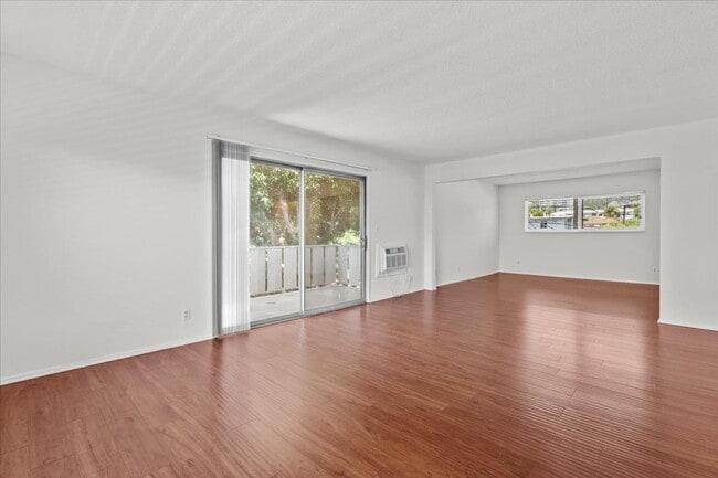 Photo - Light-Filled Top Floor Retreat in the Heart of Franklin Village Unidad 33
