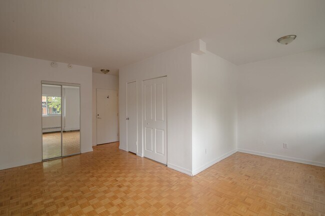Photo - 809 Av. Bloomfield Unit 101