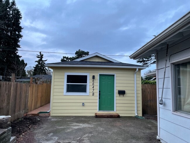 Photo - 6647 N Astor St Unit B