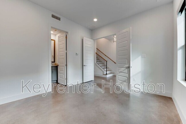 Photo - 2928 Lamar St