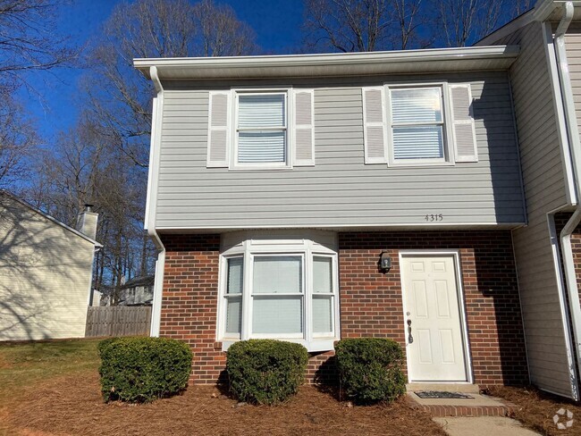 Building Photo - 3 Bedroom, 2.5 Bathroom Townhouse in Green...