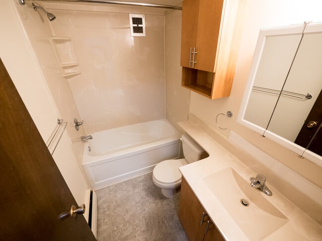 Photo - 11010 82 St NW