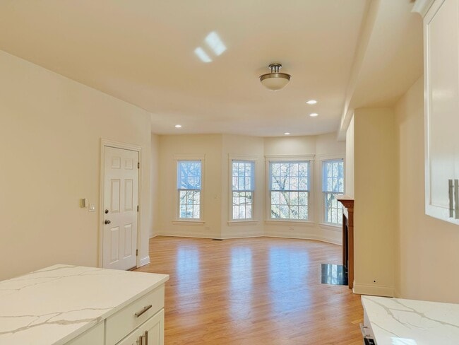 Photo - Fully Renovated 3-Bed/2-Bath in Lincoln Park, Parking Included! Unidad 1655-2E