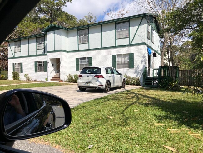 Front of building off street parking - 3600 Hedrick St Unit 1