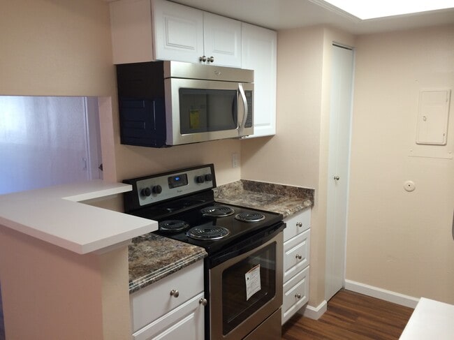 Photo - 8555 Fairmount Dr Unidad H106