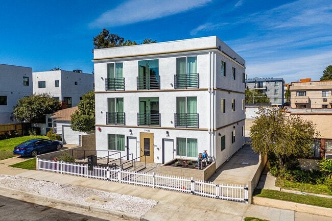 Building Photo - 11435 Cumpston St Unit 301