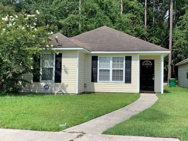 Building Photo - 3BD/2B located in Valdosta city limits.