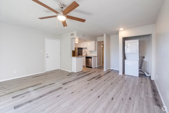 2BR, 2BA - 818SF - Living Room
