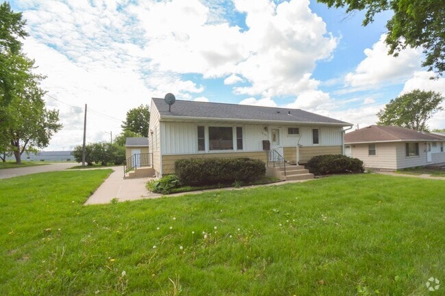 Building Photo - Charming 2-Bedroom Home with Natural Light...