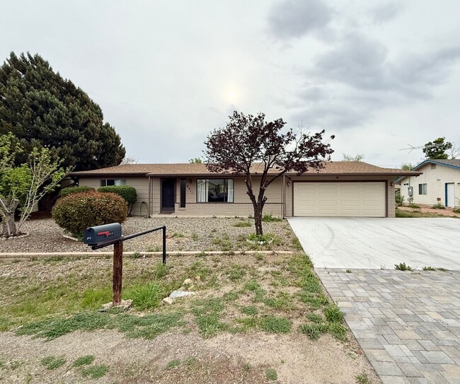 Building Photo - 3 Bed / 2 Bath Home In Prescott Valley!