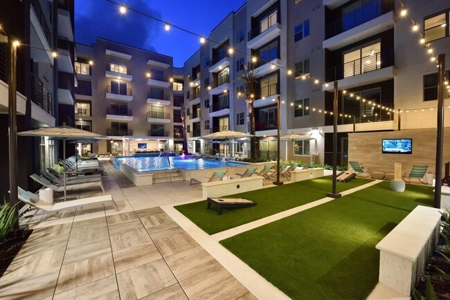 Building Photo - 6400 Washington St Unit 323