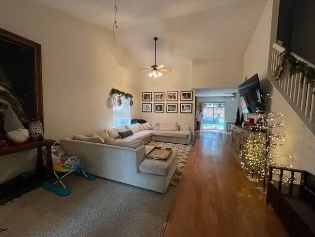 Photo - Wonderful 4 Bedroom Home Near Parks With Shopping Nearby!