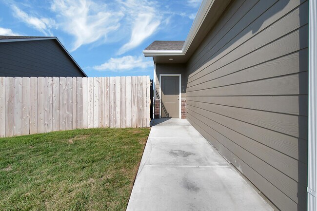 Photo - 1327 Azena St