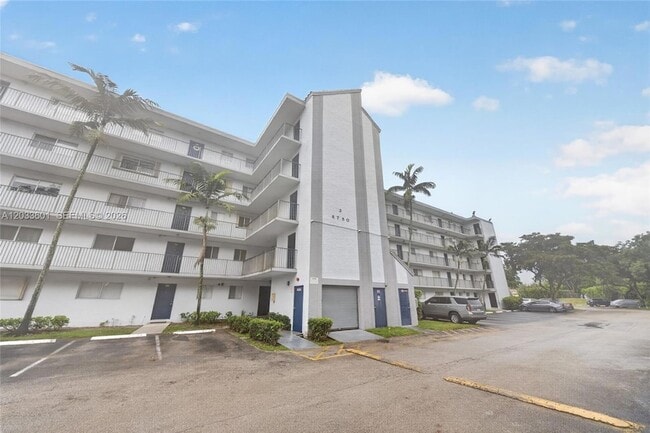 Building Photo - 8750 N Sherman Cir Unit 305