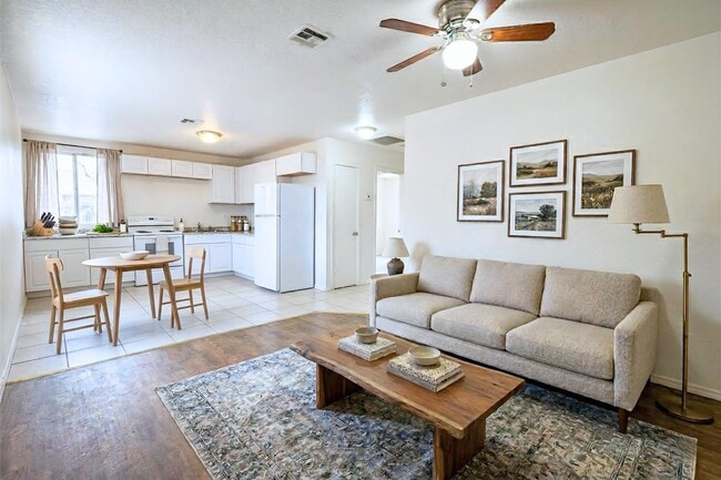 Photo - 1702 W Shangri La Rd Unit Apt 3