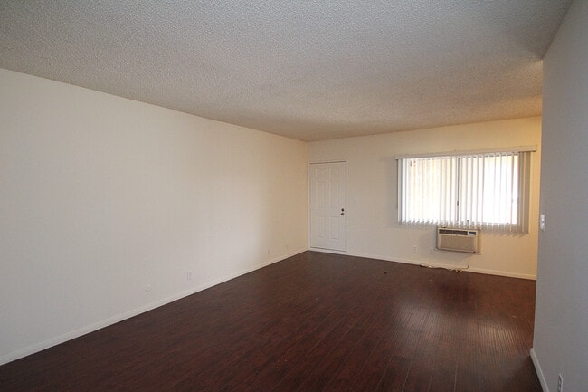 Photo - 3010 Montrose Ave Unidad 28