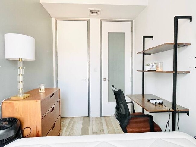 Building Photo - Large HDTV Room, AC, 15 min to Manhattan #125 Unit 4FL