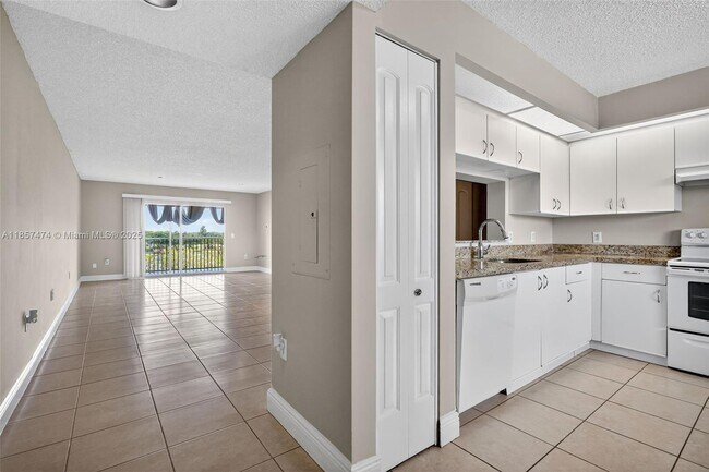 Building Photo - 13700 SW 14th St Unit 406D Rental