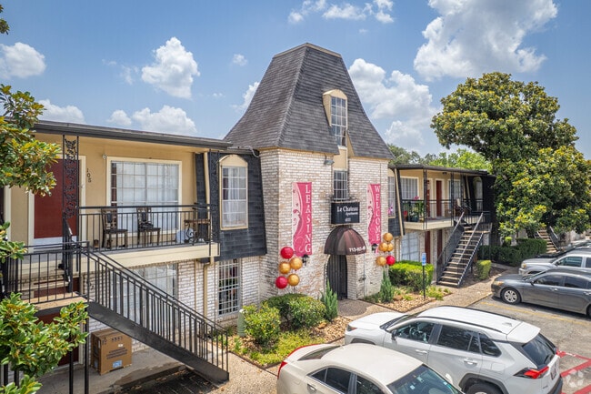 Building Photo - Le Chateau Apartments