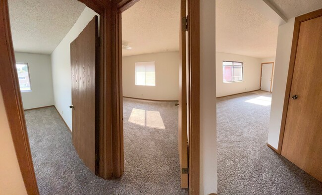 Hallway view of 2 bedrooms and the living room - 1617 Prospect St Apartamentos Unidad 4