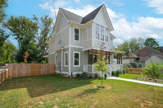 Photo - 1611 Century St