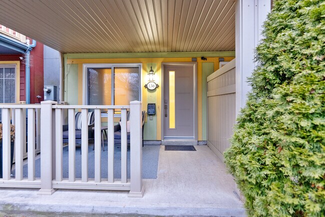 Photo - 136 Woodbine Ave