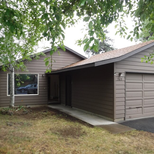 Building Photo - Midtown 3 Bed/2 Bath Single Family Home - Norton Ave