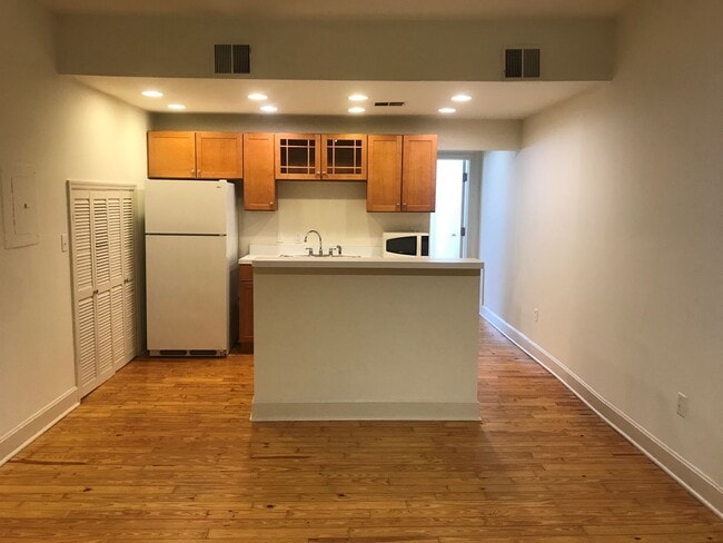 Photo - 692 N High St