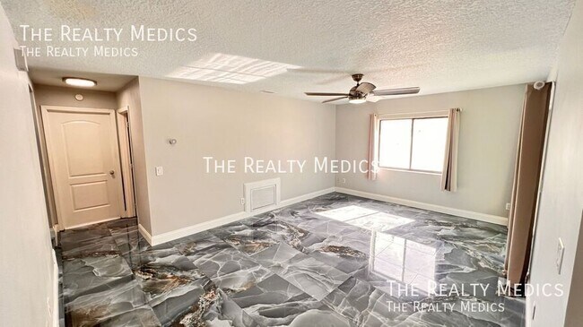 Photo - 430 Red Coat Ln