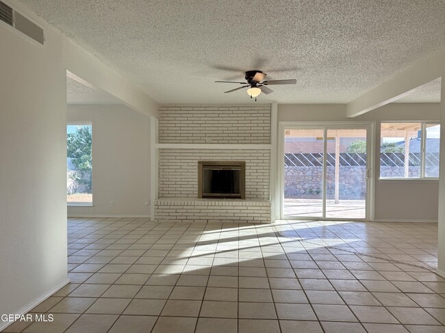 Photo - 5208 La Taste Ave