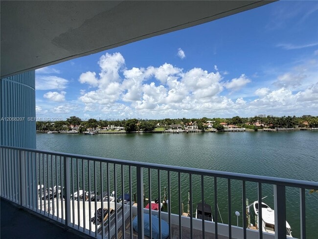 Building Photo - 5838 Collins Ave Unit 4A