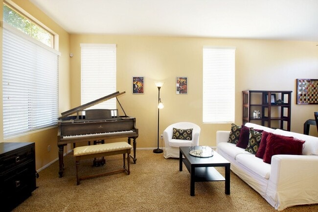 Building Photo - 4 Bedroom Furnished Gilbert Home