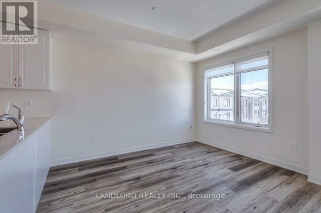 Photo - 1695 Dersan St