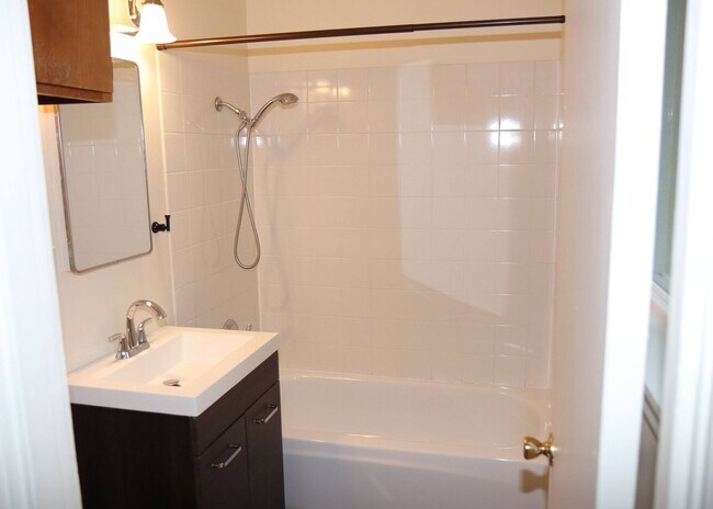 Clean, modern bathrooms with a versatile shower and tub combination - Horizon Park