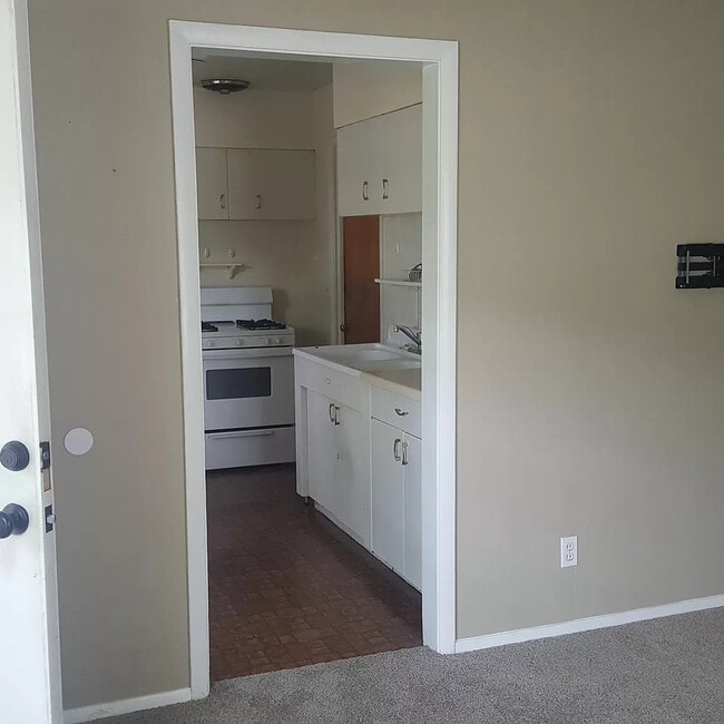 Photo - 649 W Vine St