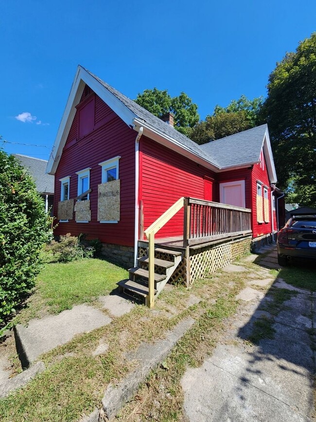Building Photo - Three Bedroom Single Family Home!