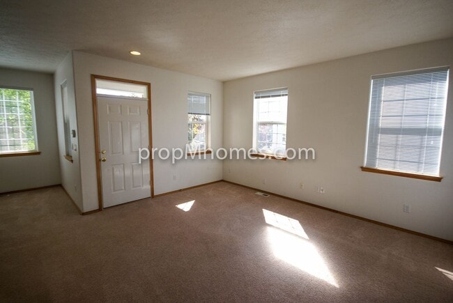 Photo - Beautiful Three Bedroom Townhouse - Prime Clackamas Location!