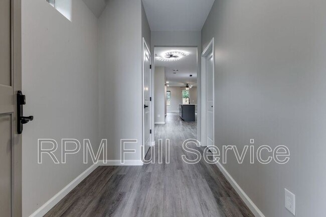 Photo - 271 Garry Dr Unit #A