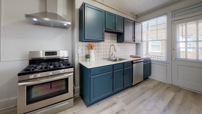 Luxury Unit Kitchen - Landmark Square Apartments