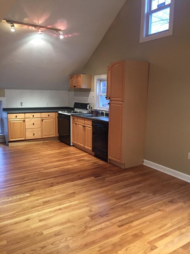Building Photo - 6 Skillings Rd Unit 2 Rental