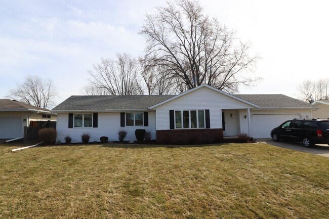 Large 3 Bedroom Home in Menasha - Large 3 Bedroom Home in Menasha